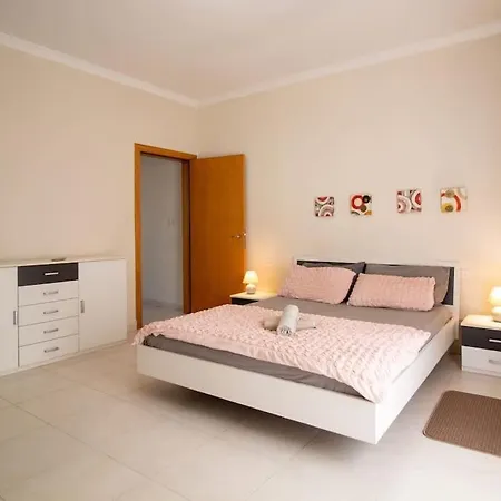 아파트 Modern In The Heart Of Maltese Nightlife *